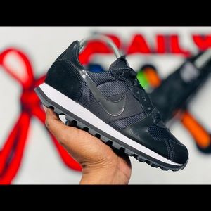 Wmns Nike V-Love O.X Black/White sz5